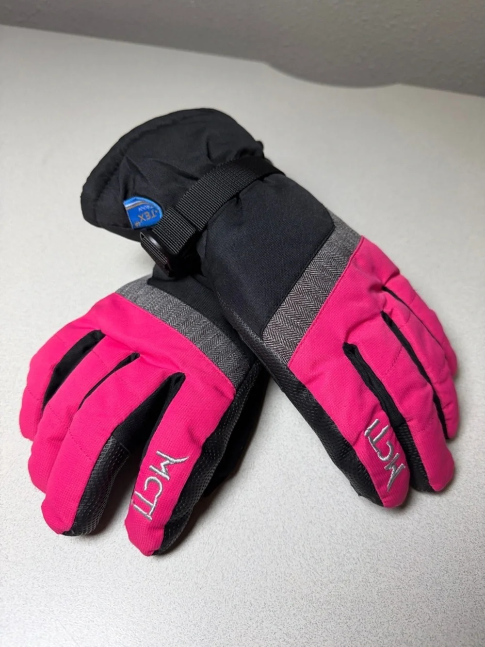 Women's Winter Ski Gloves in Pink and Black